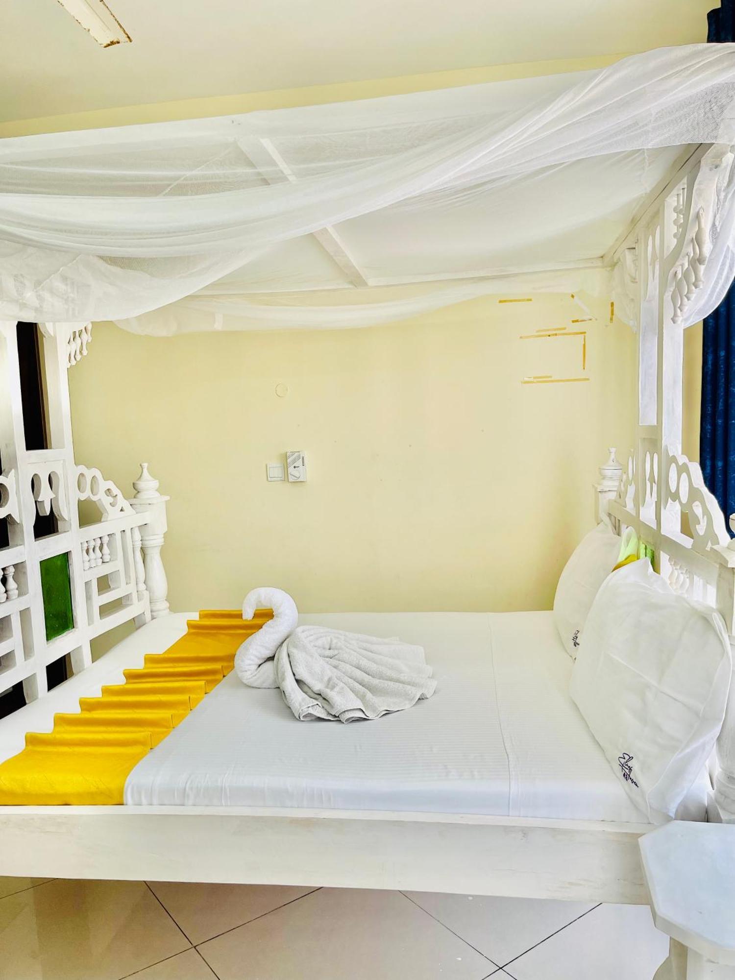 Elna'S Nyali - Work & Unwind - Pool, Sea Views, Ac & Fast Wi-Fi Panzió Mombasa Kültér fotó